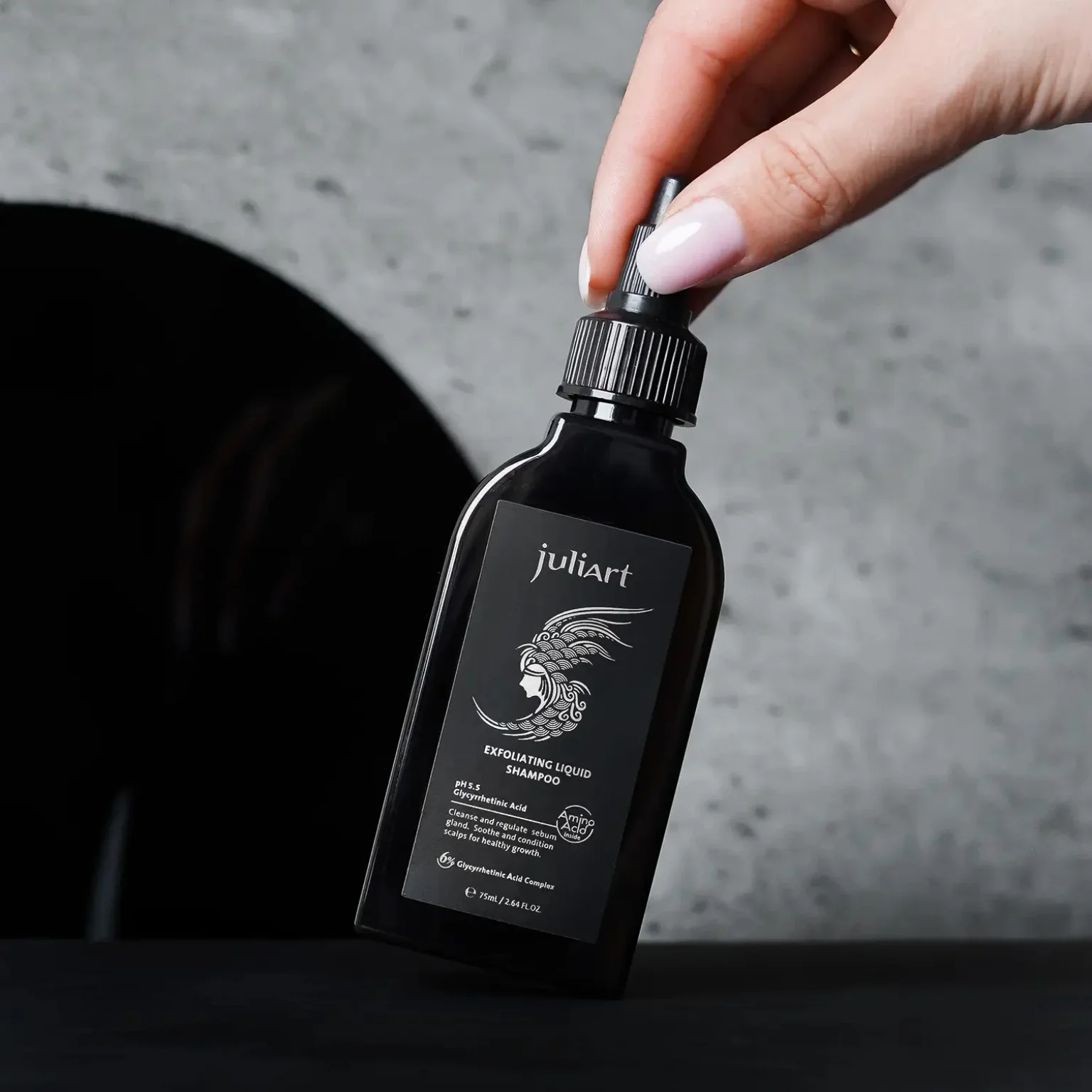 juliArt Exfoliating Liquid Shampoo - Image 4